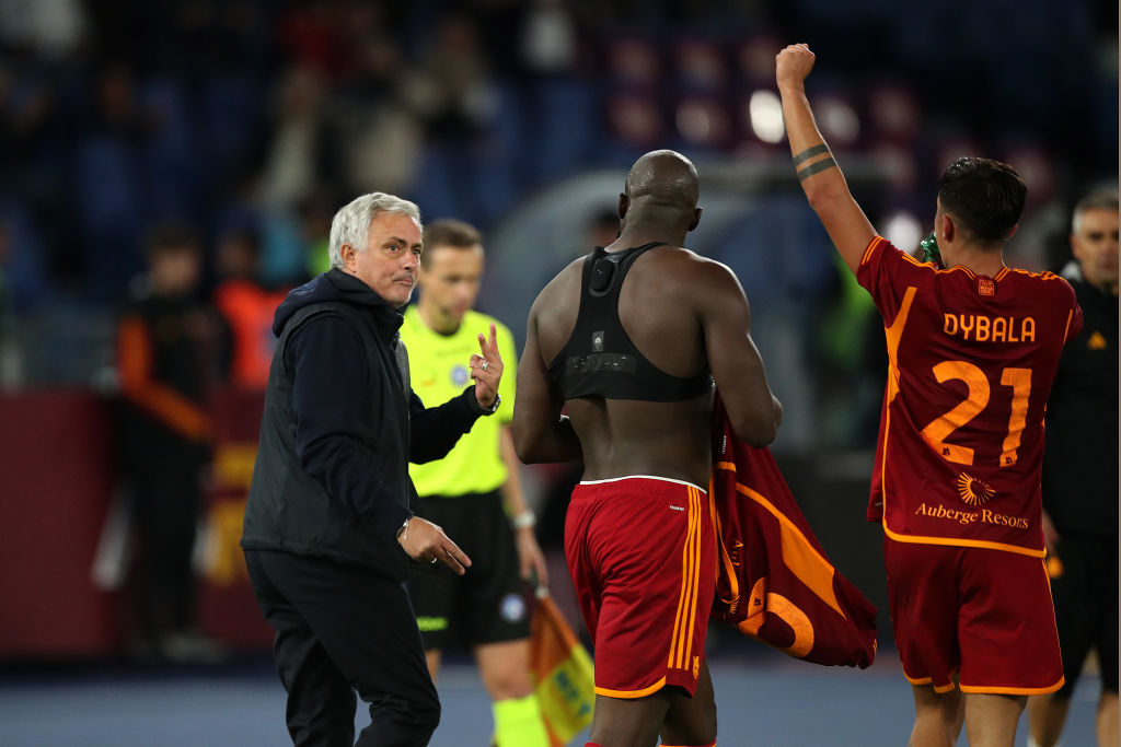 Mourinho insieme a Lukaku e Dybala