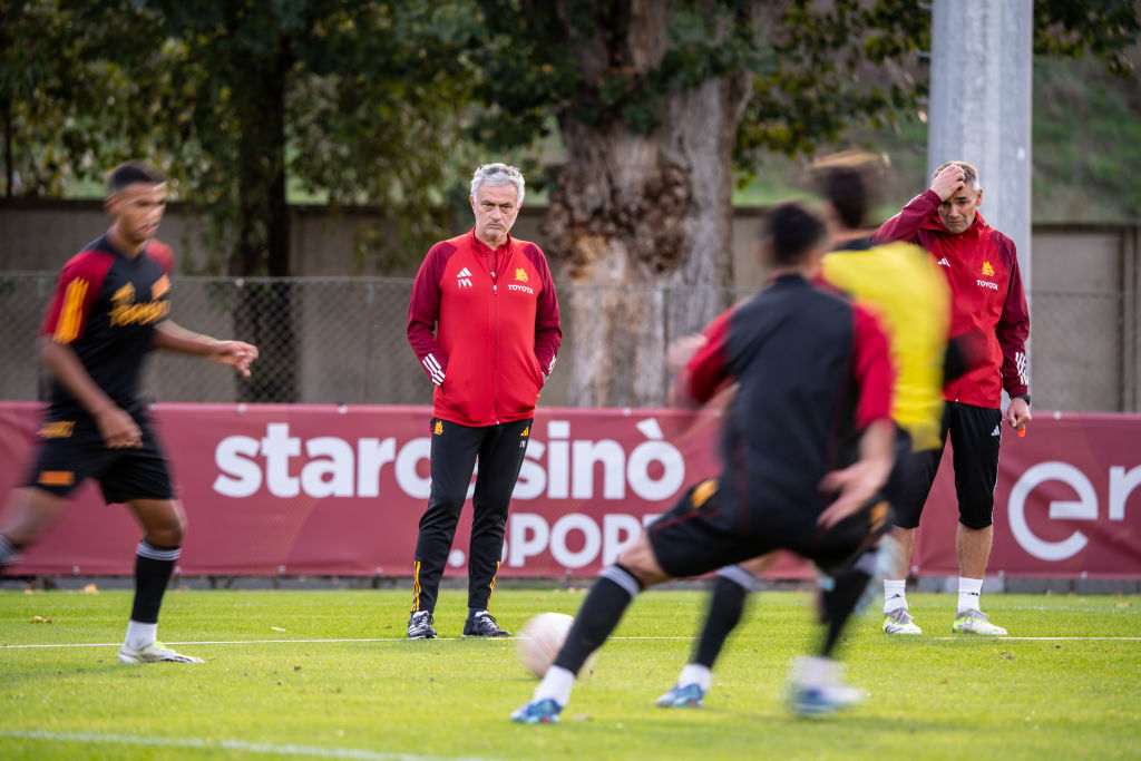 Lo striscione esposto a Trigoria per Mourinho