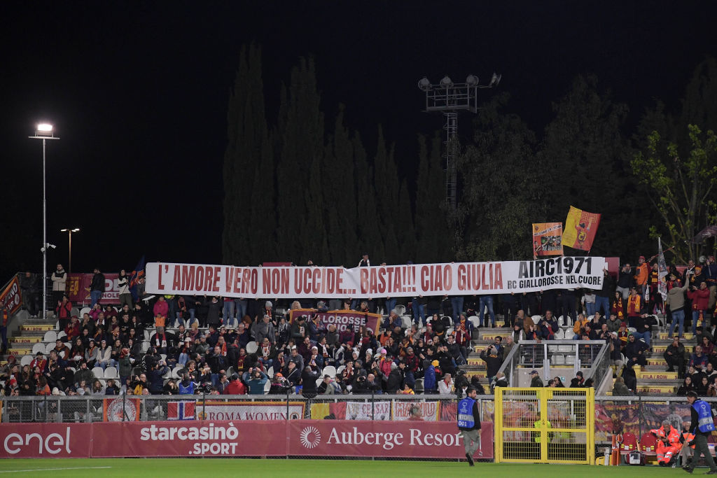 Lo striscione dei tifosi romanisti per Giulia Cecchettin