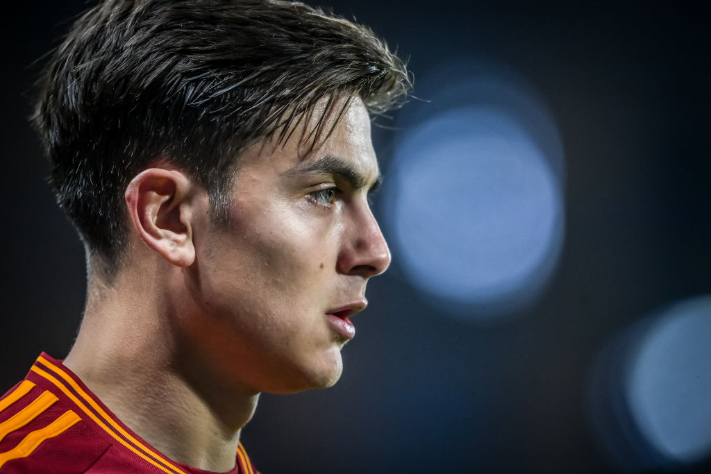 Dybala in campo con la maglia della Roma