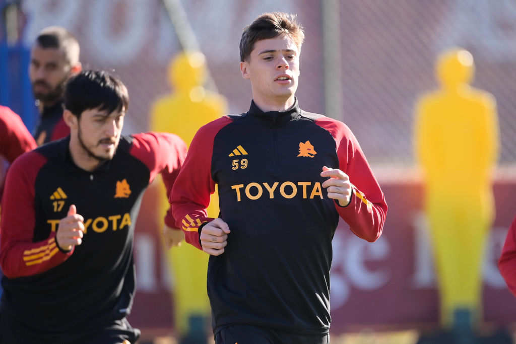 Nicola Zalewski in allenamento con la maglia della Roma