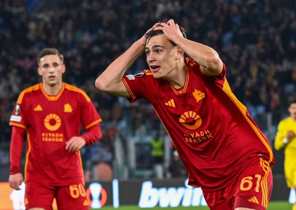 Niccolò Pisilli esulta dopo il suo primo gol ufficiale con la Roma