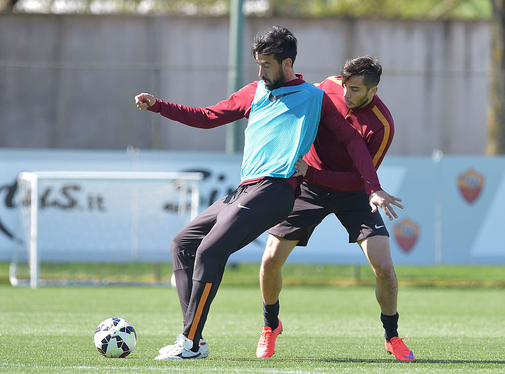 Nicolas Spolli in azione a Trigoria con Kostas Manolas 