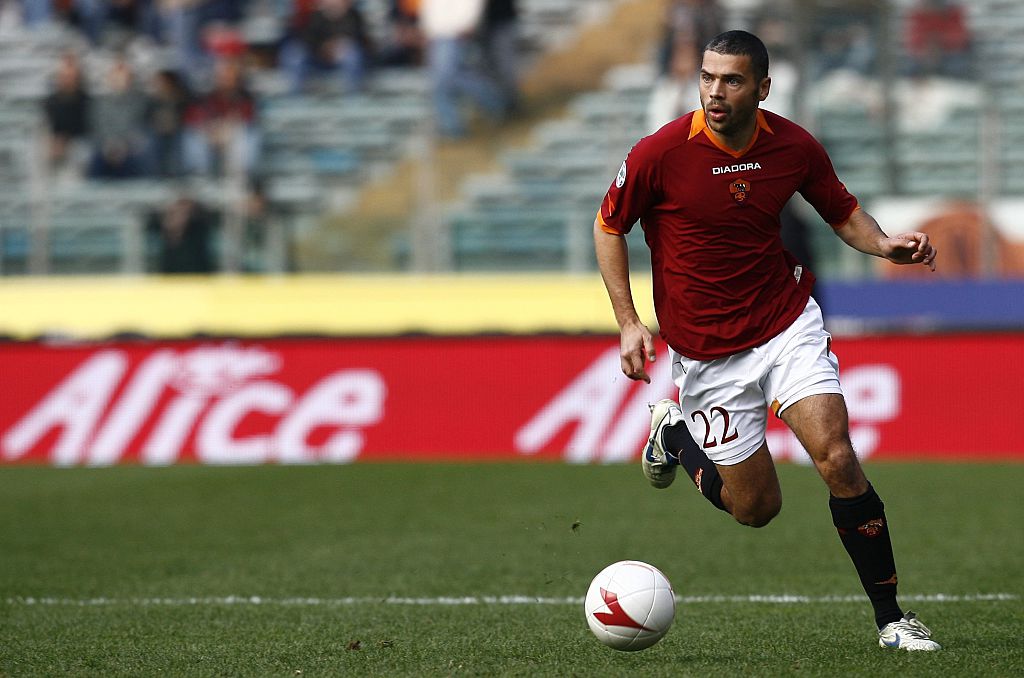 Tonetto in campo con la maglia giallorossa in un Roma-Cagliari