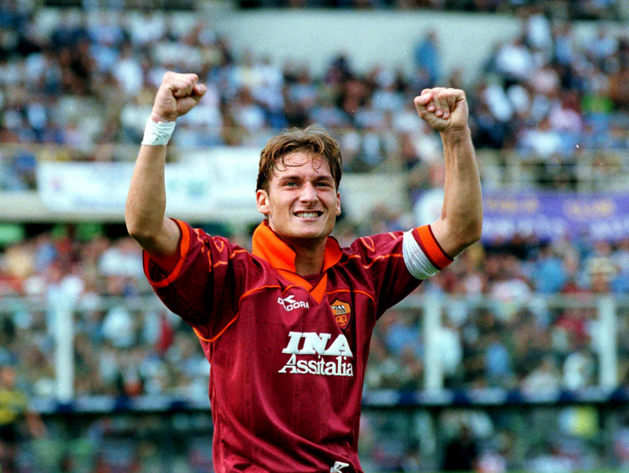 L'esultanza di Totti dopo un gol in Fiorentina-Roma del 1999