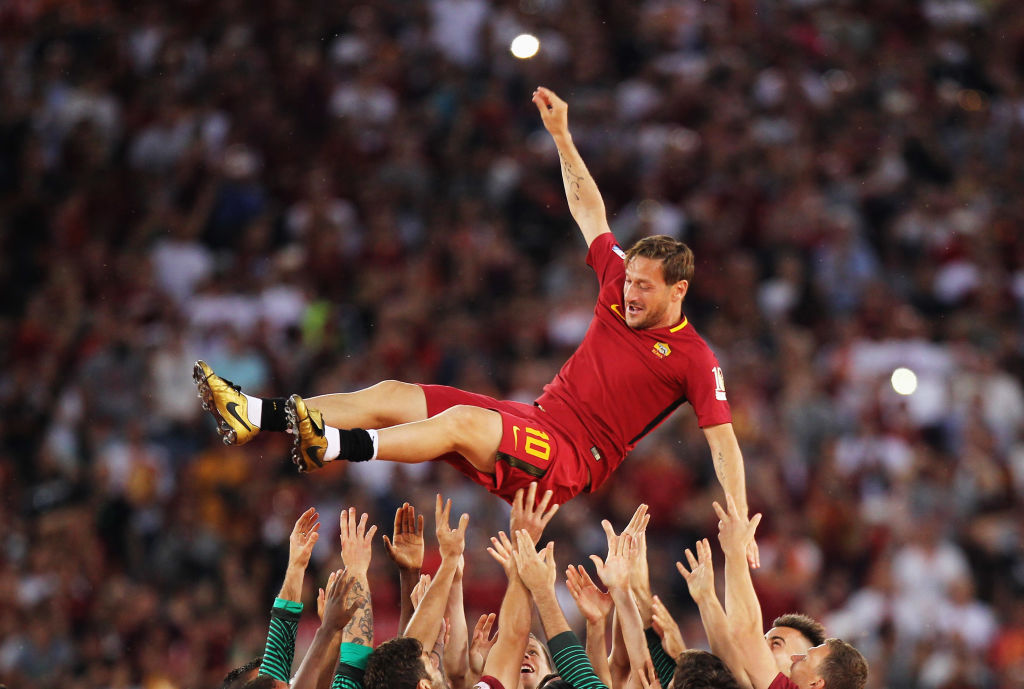 Francesco Totti e i giocatori giallorossi al termine di Roma-Genoa del 28 maggio 2017