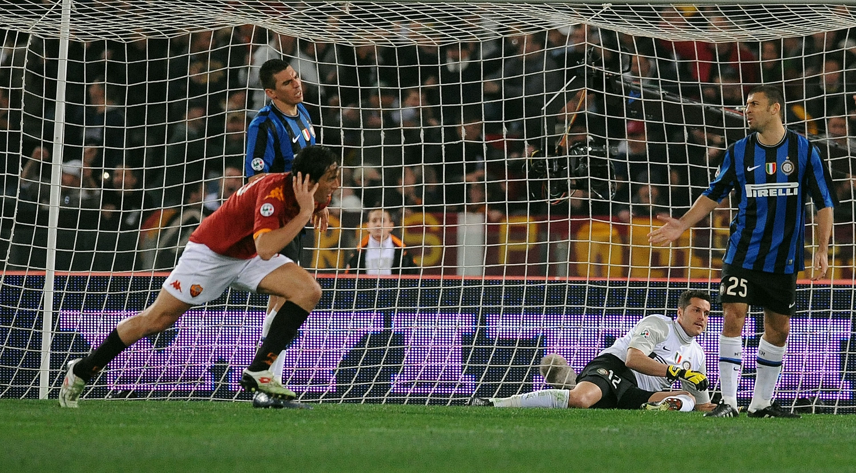 Il gol di Toni in Roma-Inter 2-1 del 27 marzo 2010