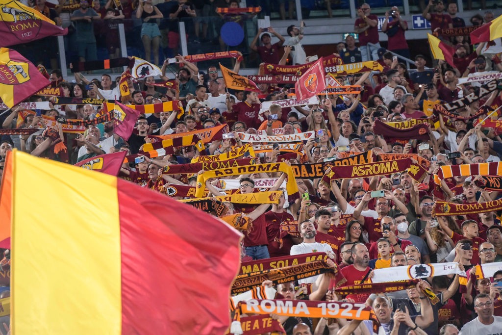 Una foto della sciarpata dei tifosi della Roma