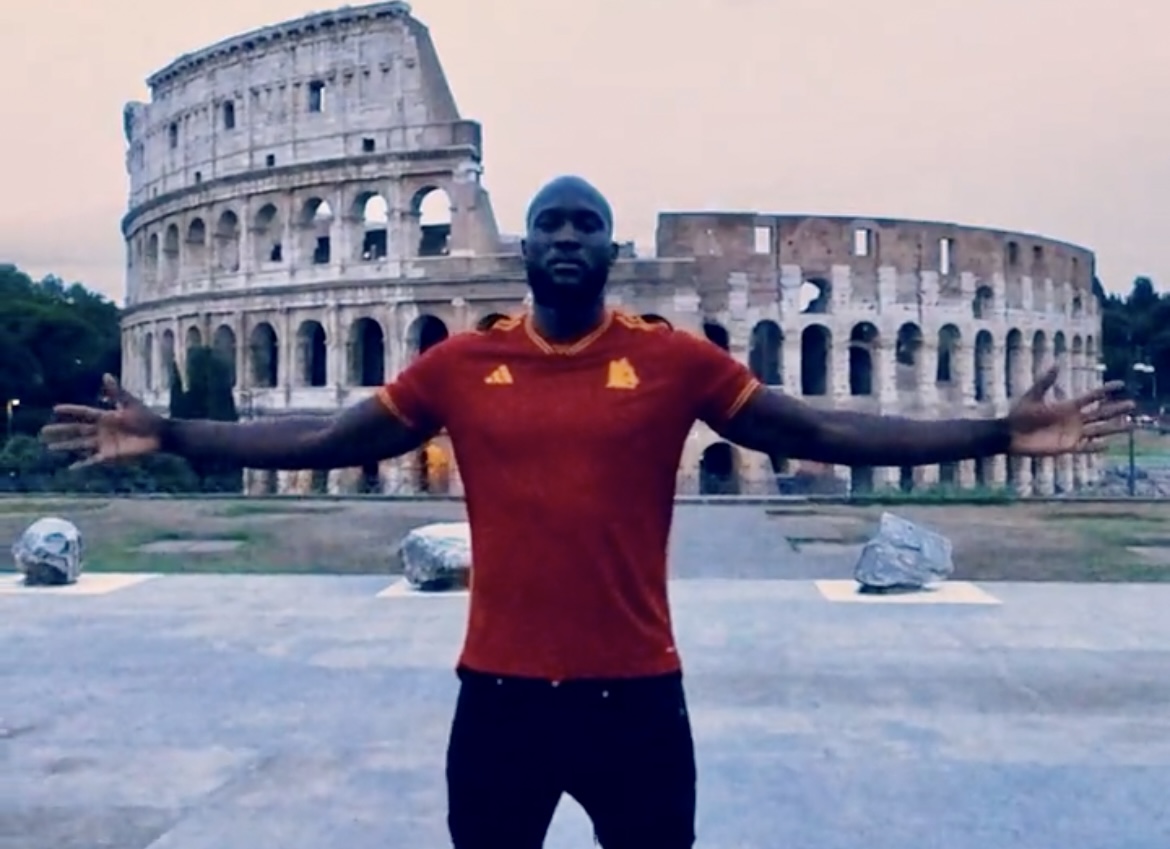 Romelu Lukaku posa davanti al Colosseo