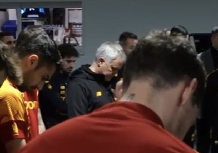 Mourinho durante la seduta di allenamento a Trigoria