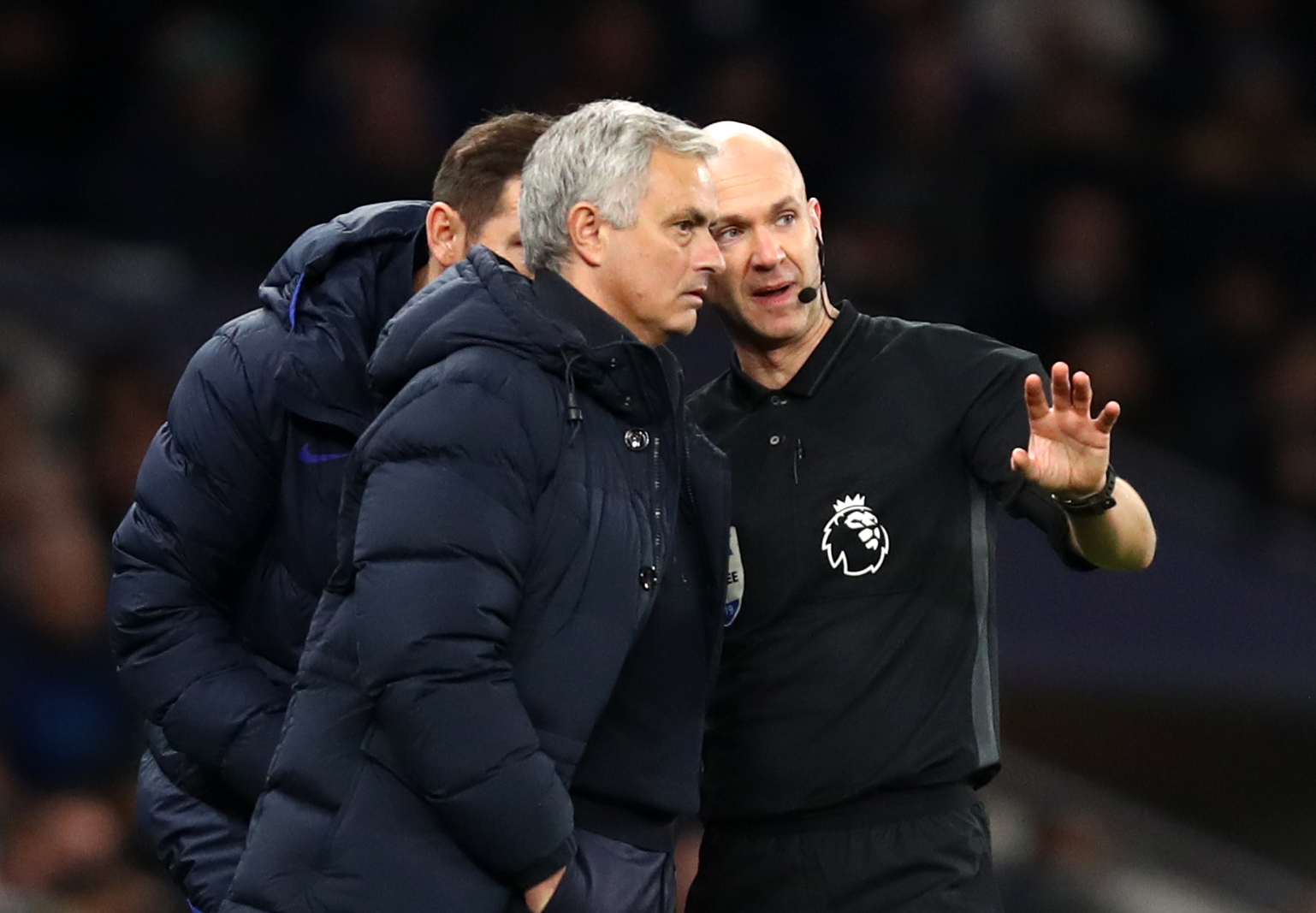 Mourinho alle prese con un colloquio insieme all'arbitro Taylor