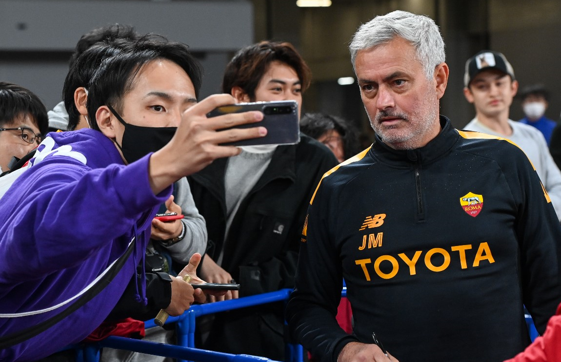 Mourinho con i tifosi dopo l'allenamento