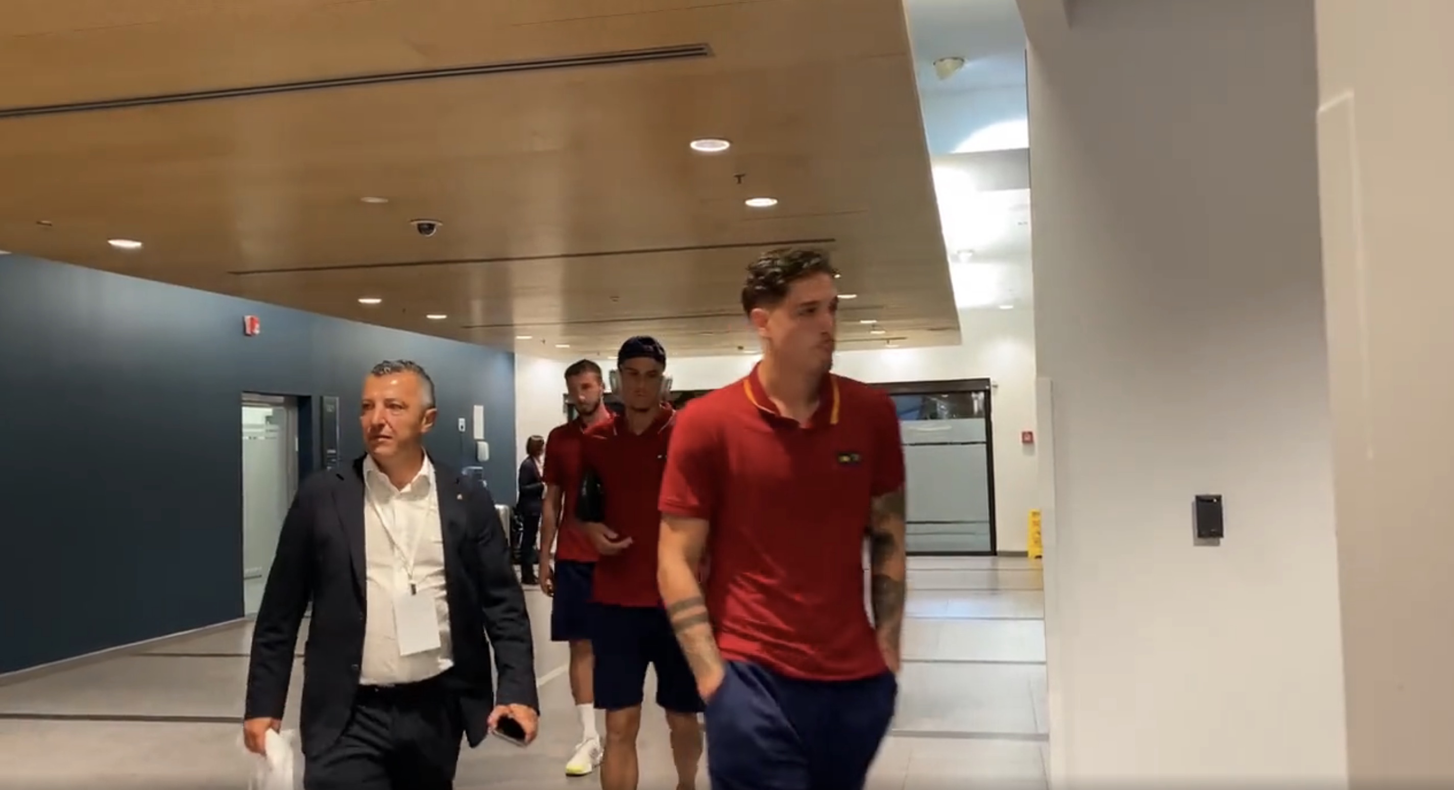 L'arrivo della squadra al Sammy Offer Stadium