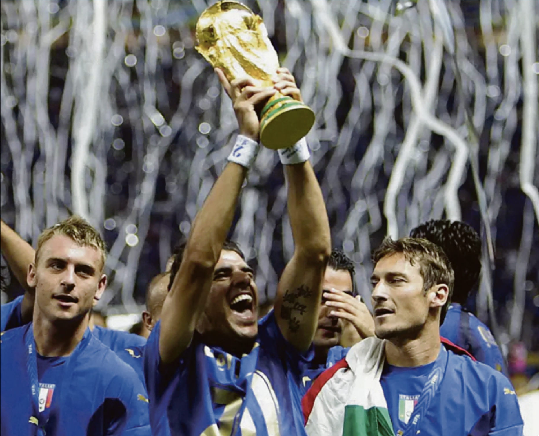 De Rossi, Perrotta e Totti dopo la vittoria al Mondiale del 2006