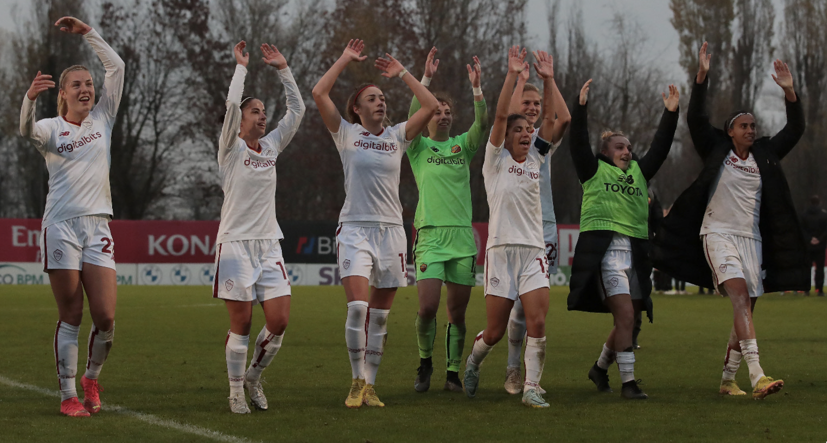 La Roma Femminile esulta dopo la vittoria contro il Milan