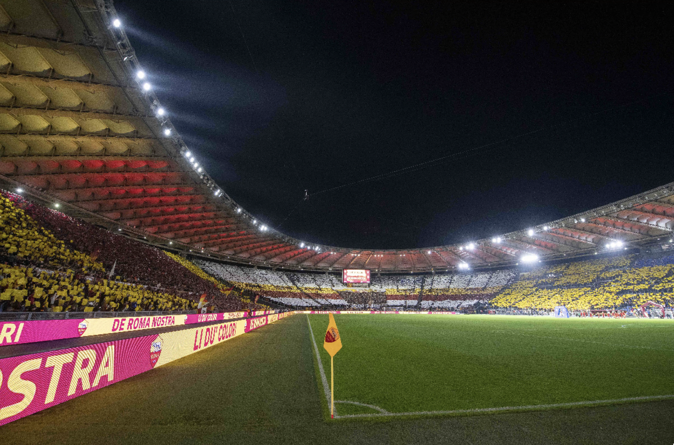 La coreografia dei tifosi della Roma durante il derby d'andata 2022/2023