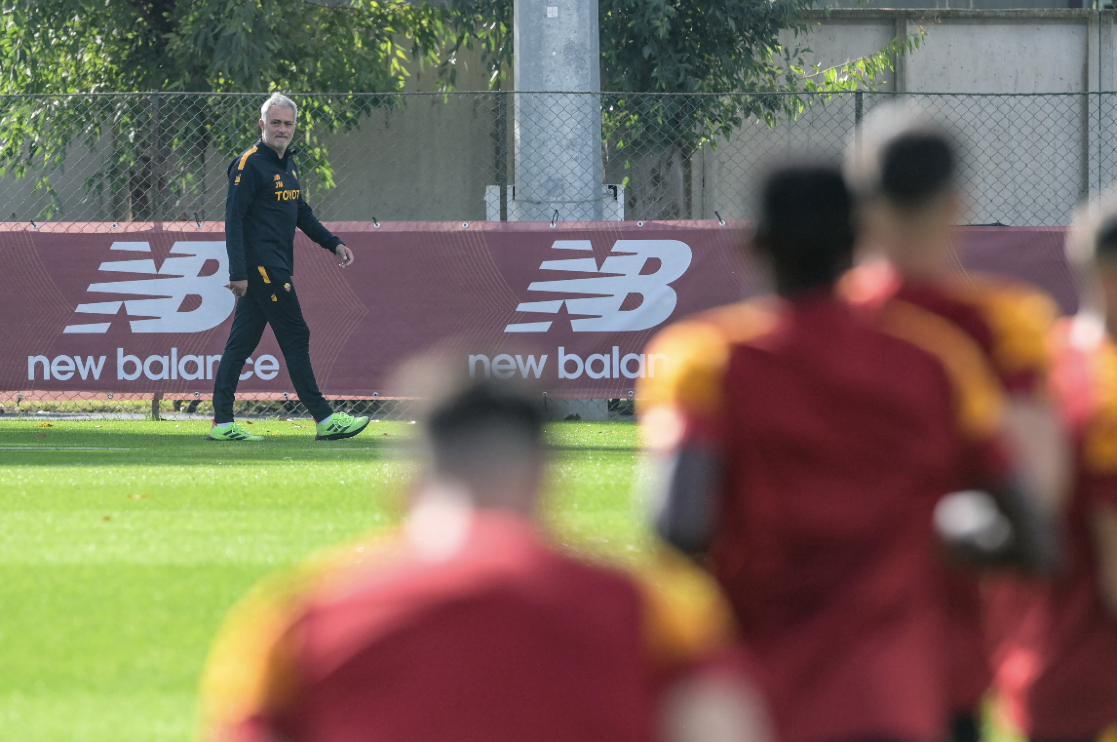 José Mourinho durante una seduta di allenamento a Trigoria