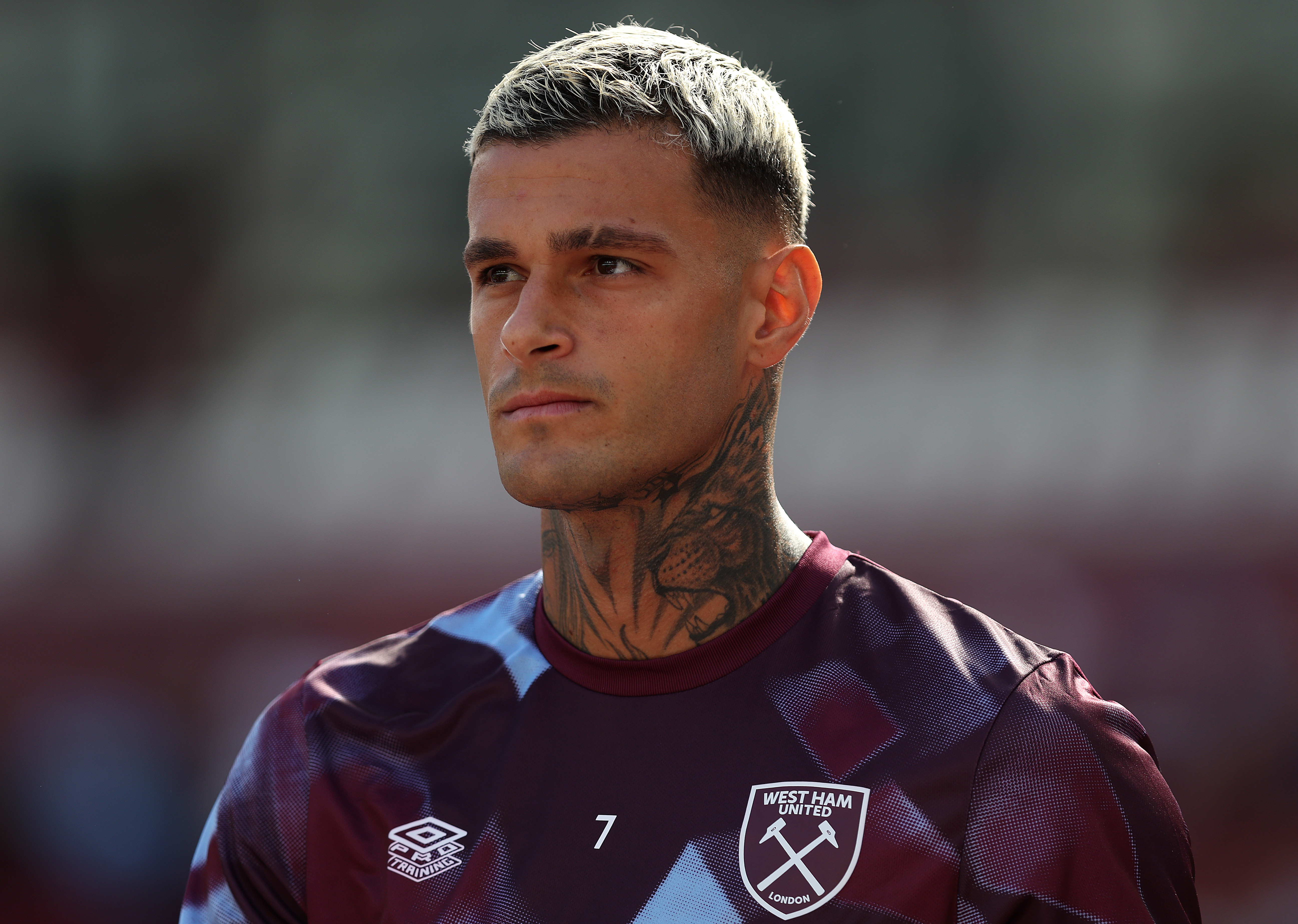 Gianluca Scamacca con la maglia del West Ham