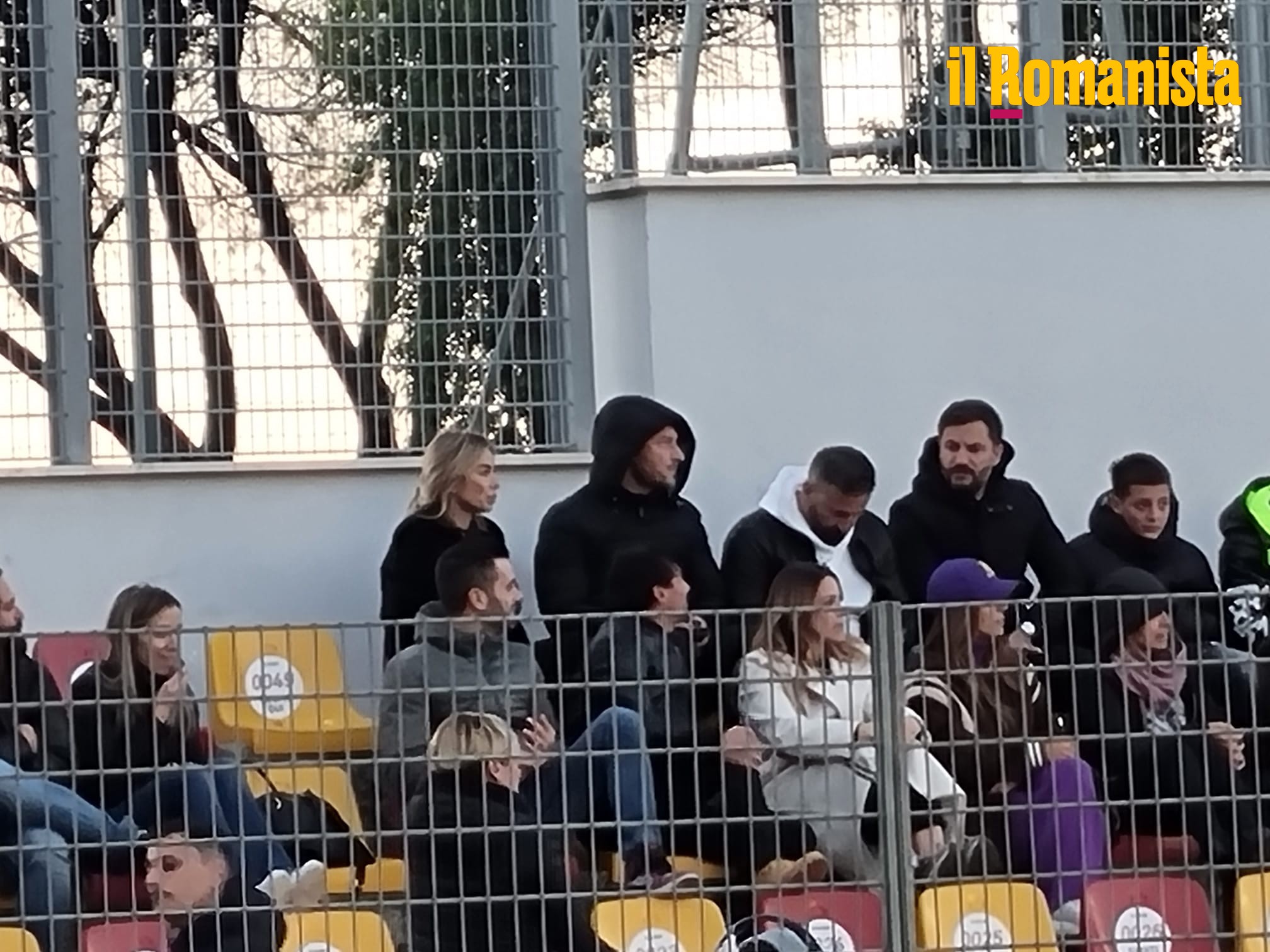 Francesco Totti sulle tribune del centro sportivo Fulvio Bernardini