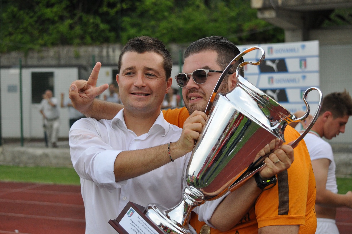 Federico Coppitelli con Manuel Marzocca, attuale team manager della Primavera giallorossa, festeggia lo scudetto 2014-15, vinto con gli Allievi della Roma. 