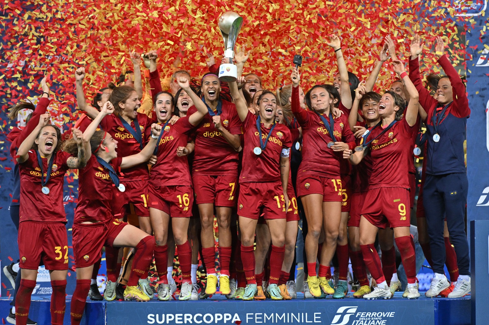 Le ragazze della femminile alzano la Supercoppa al cielo del Tardini