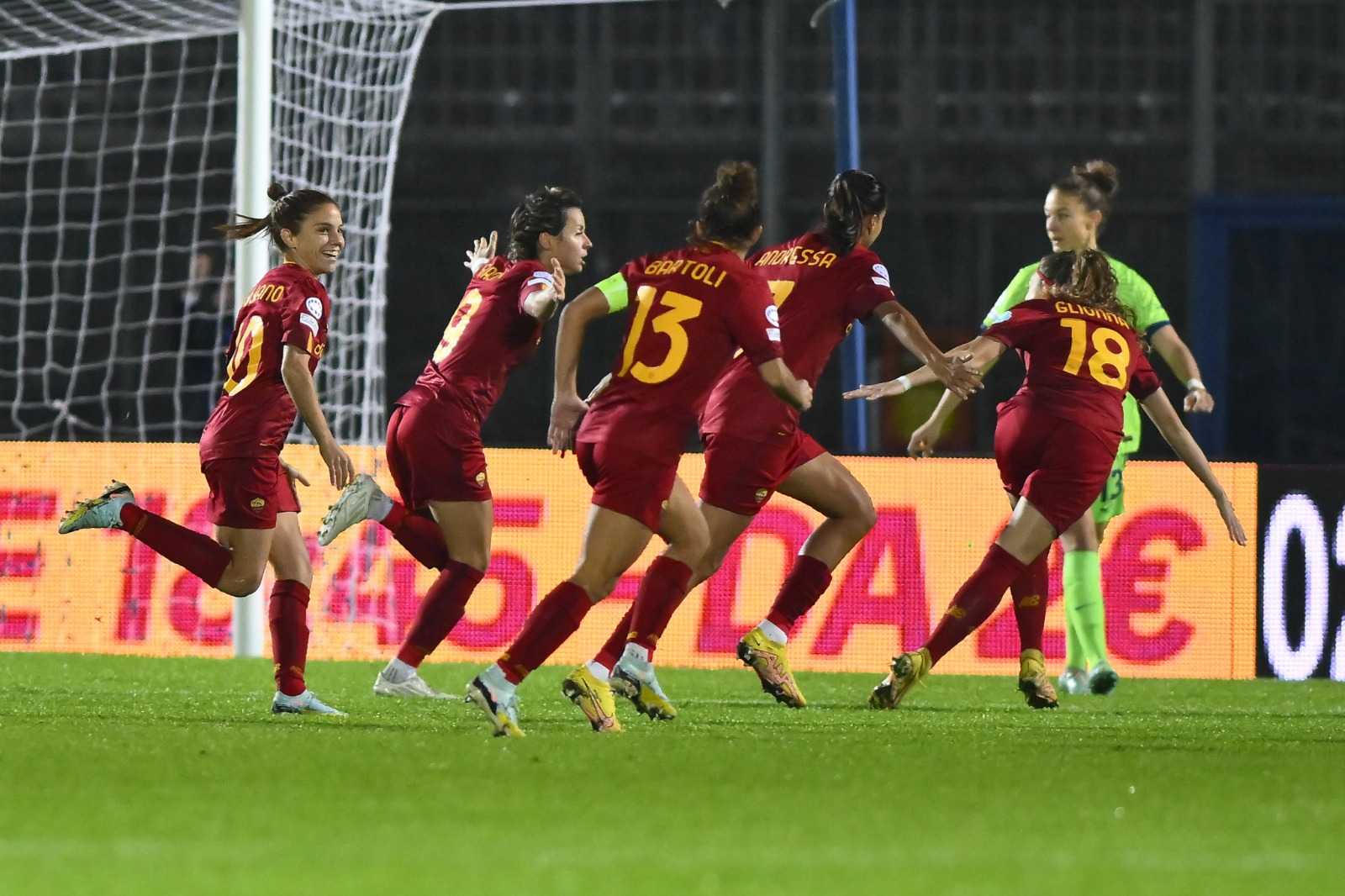 L'esultanza al gol di Valentina Giacinti contro il Wolfsburg nell'ultima gara disputata al Francioni