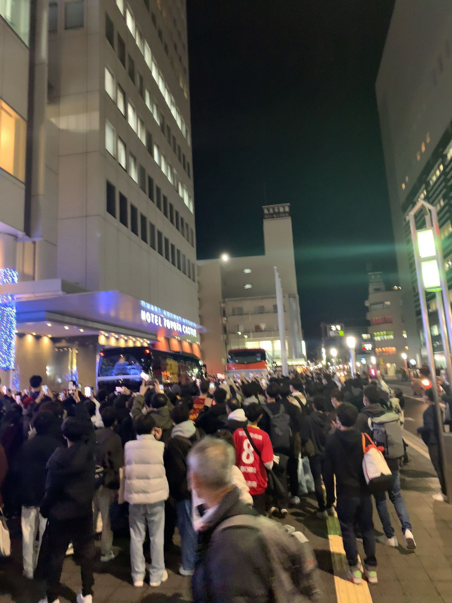 I tifosi all'esterno dell'albergo della Roma a Nagoya