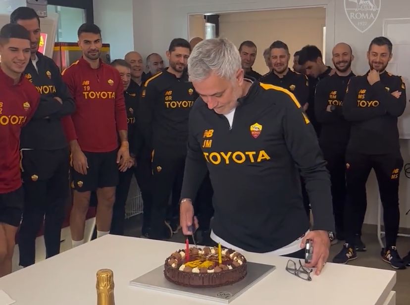 José Mourinho taglia la torta a Trigoria