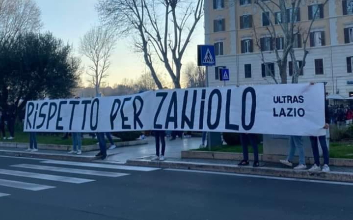 Lo striscione apparso a Ponte Milvio