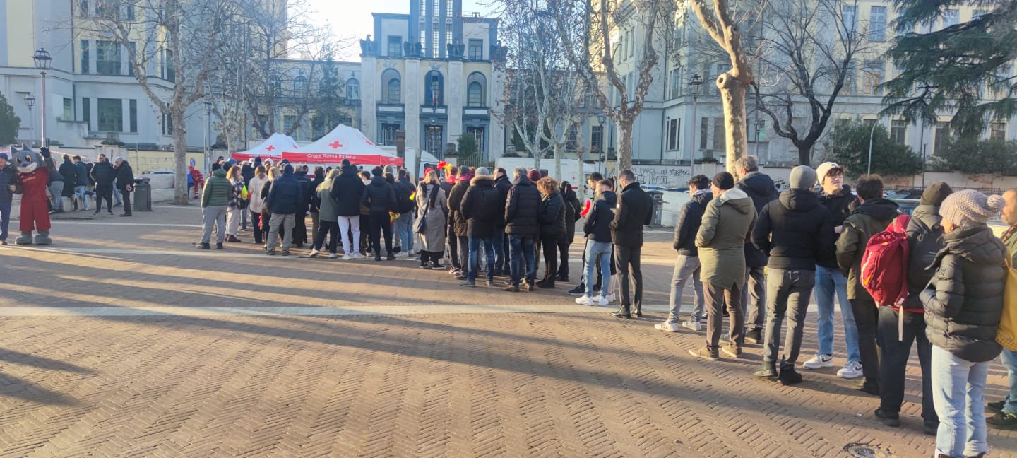 Le persone in coda per donare il sangue all'iniziativa della Roma per San Valentino