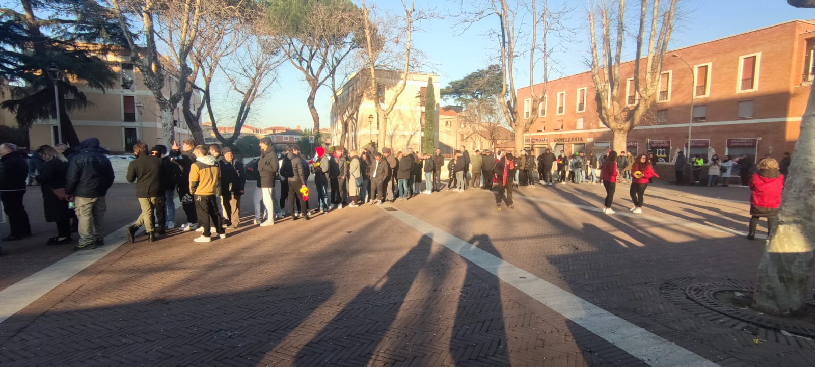 La coda per donare il sangue in Piazza Damiano Sauli