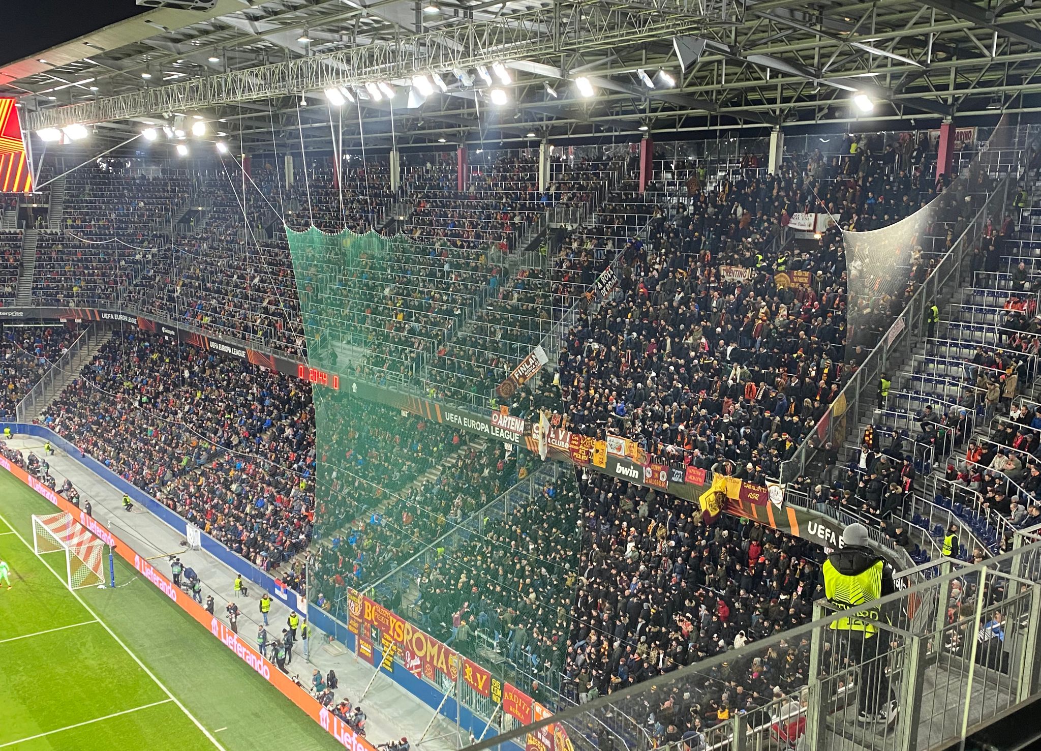 I tifosi della Roma nel settore ospiti della Red Bull Arena