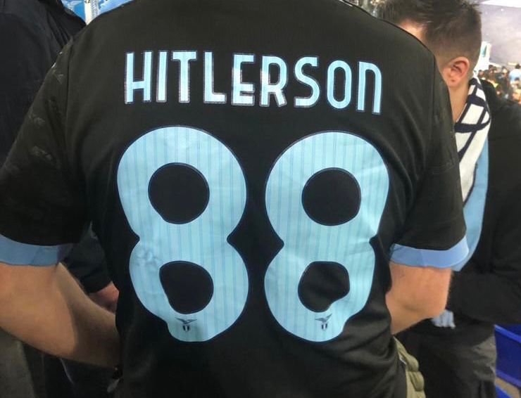 La maglia indossata da un tifoso della Lazio