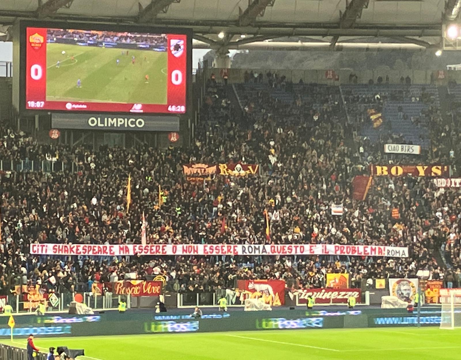 Lo striscione esposto dalla Curva Sud nel corso di Roma-Sampdoria