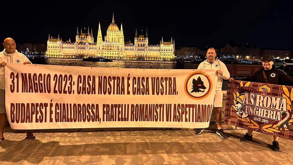 Lo striscione esposto dal Roma Club Ungheria