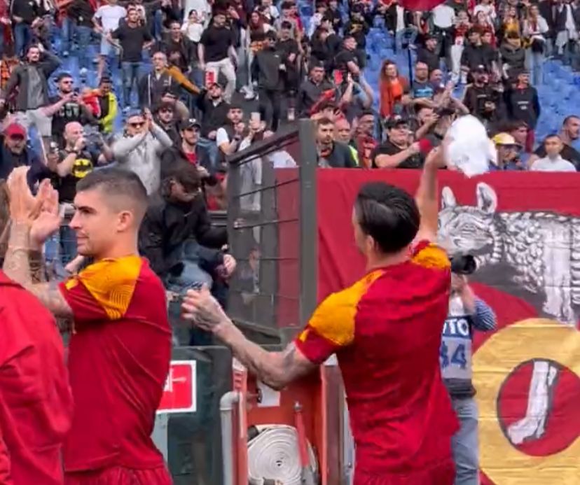 La consegna delle maglie ai tifosi della Roma