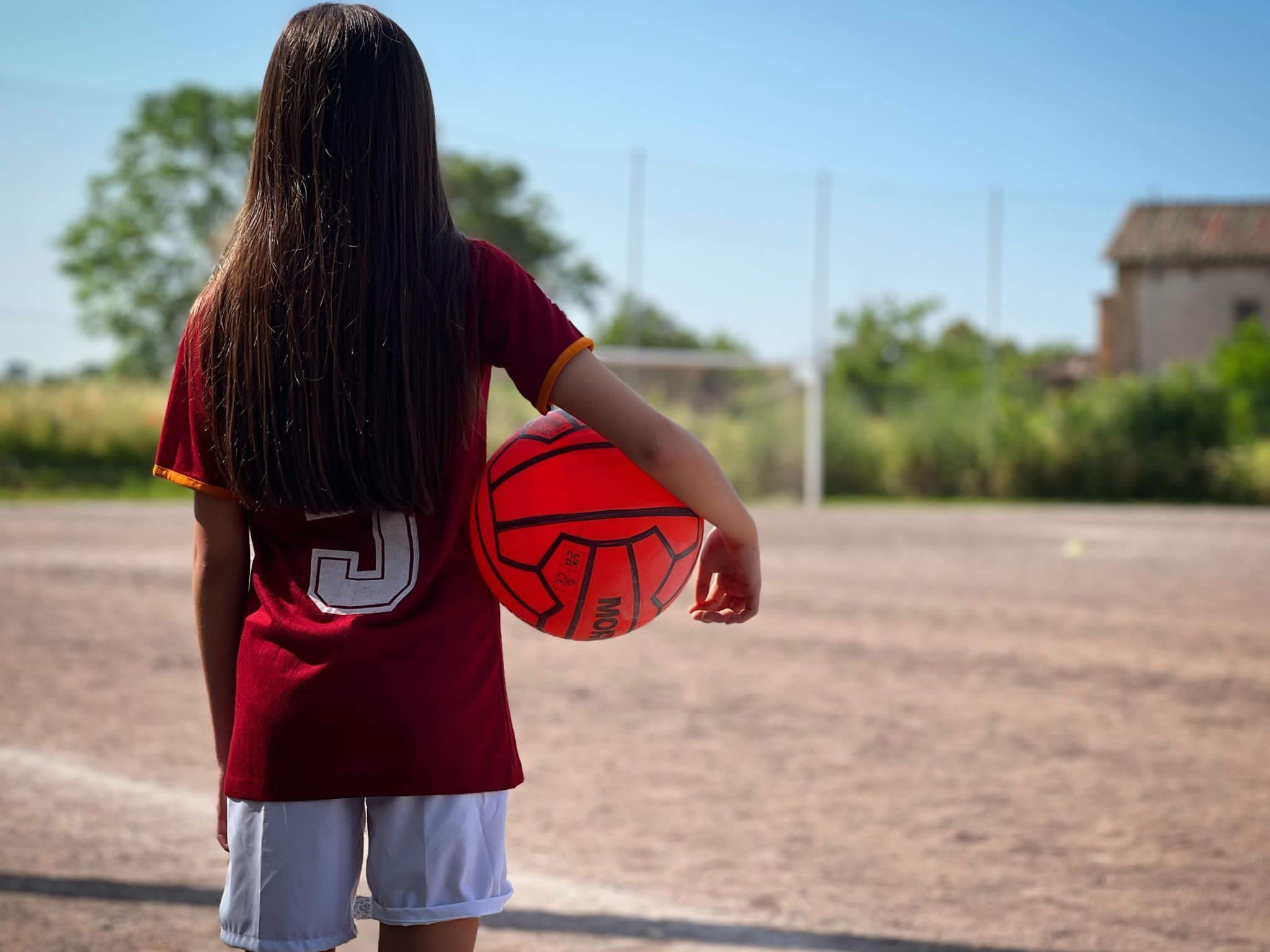 Bruna, la protagonista del corto, con la maglia di Falcao. Nella pellicola è interpretata da Keira Cherubini Fabiani