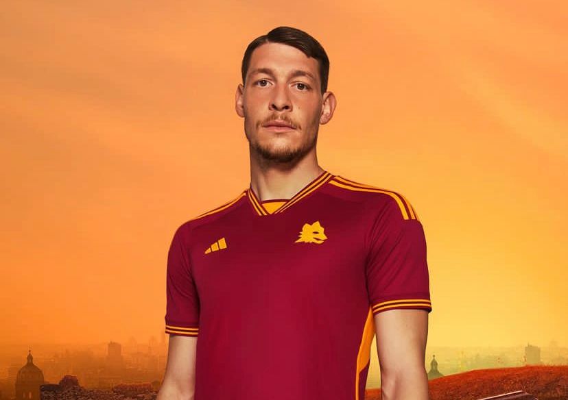 La foto di presentazione della maglia del Gallo Belotti