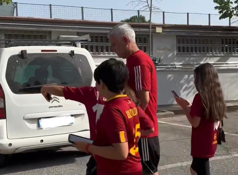Mourinho e i bambini si dirigono verso l'allenamento dei giocatori