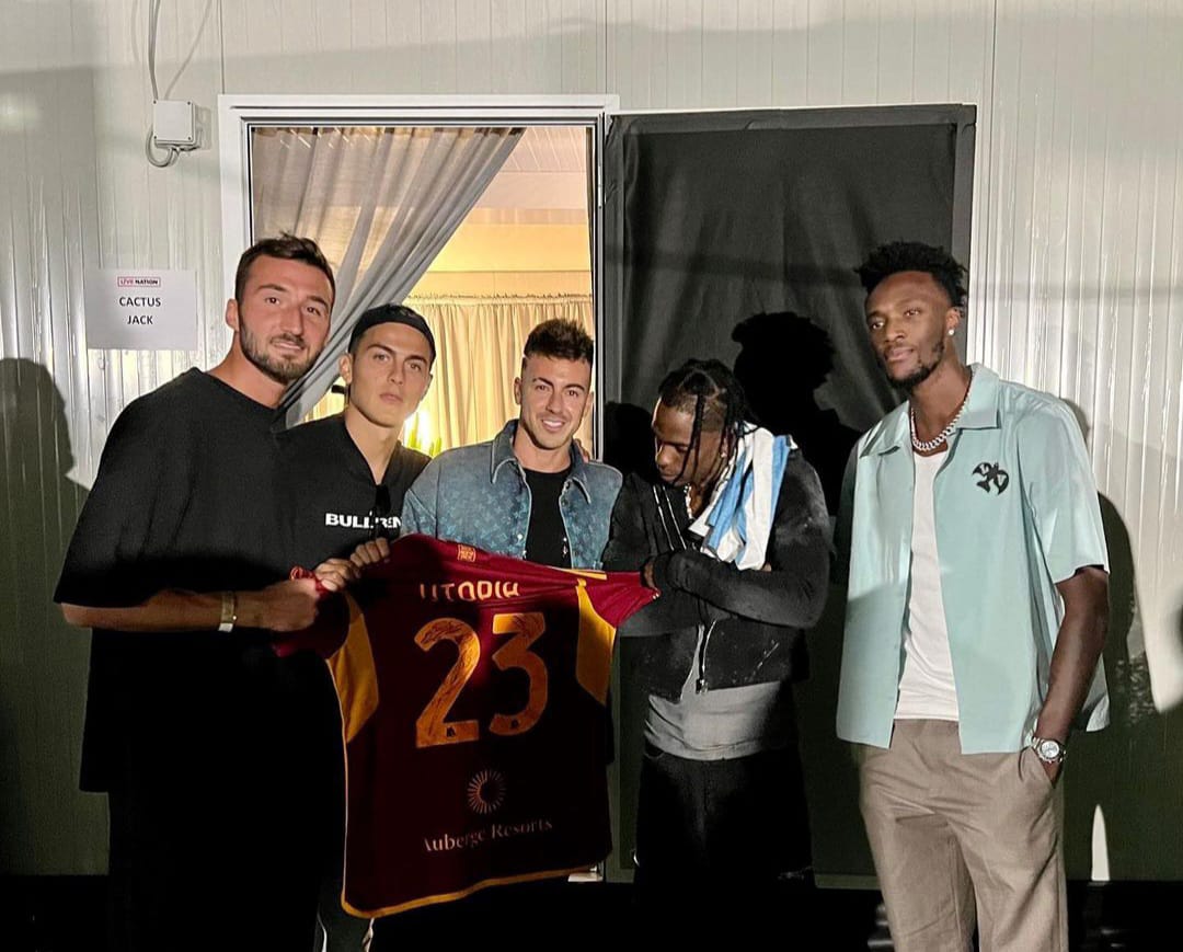 Travis Scott con i giocatori della Roma