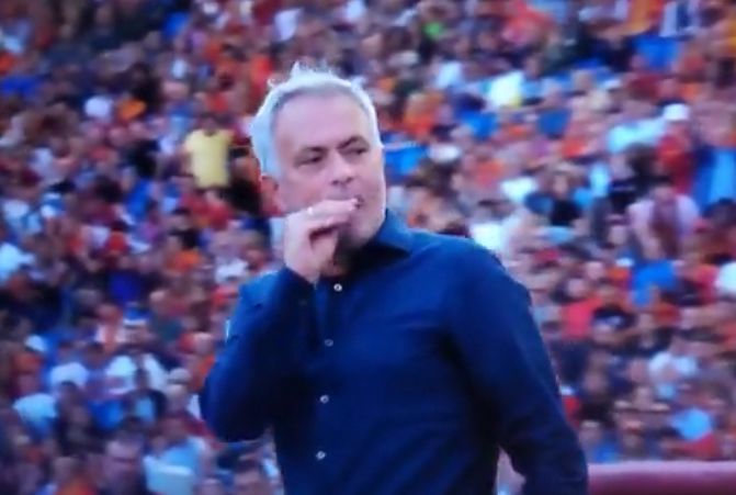 José Mourinho si rivolge alla panchina del Monza