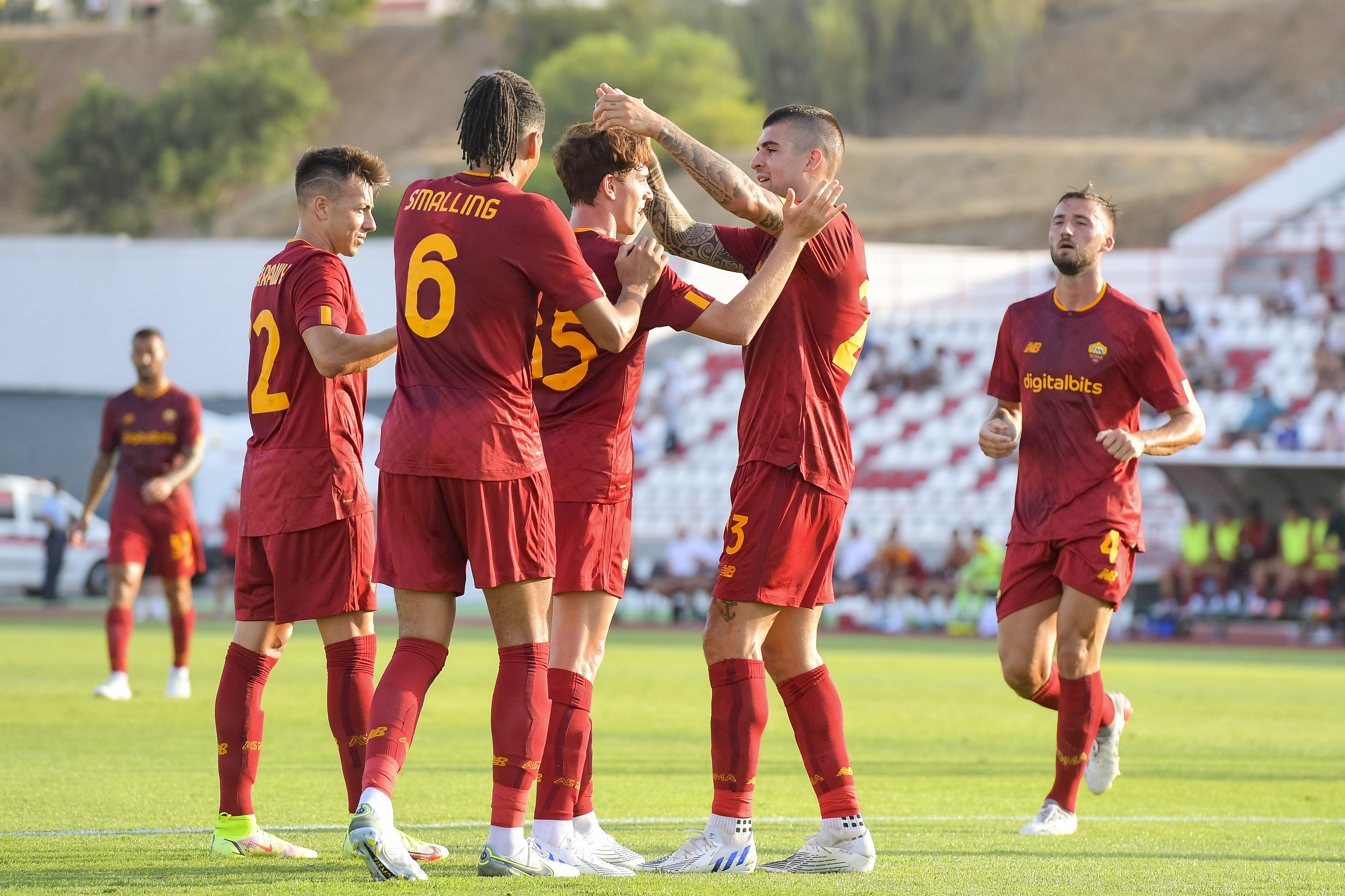 L\'esultanza dei giocatori della Roma al gol di Tripi