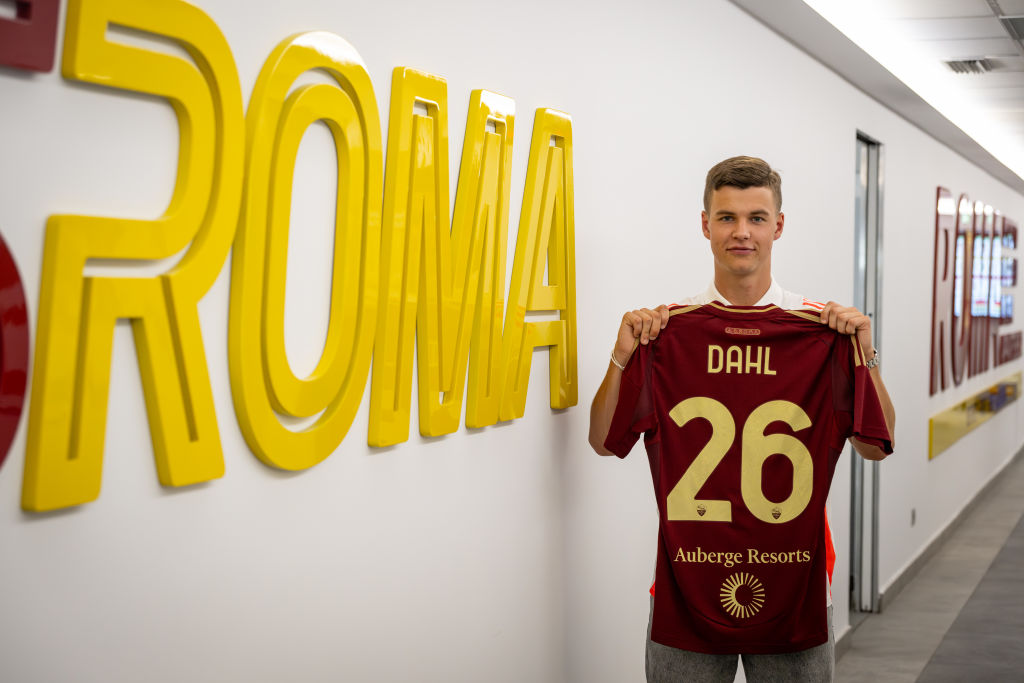 Dahl posa con la maglia della Roma