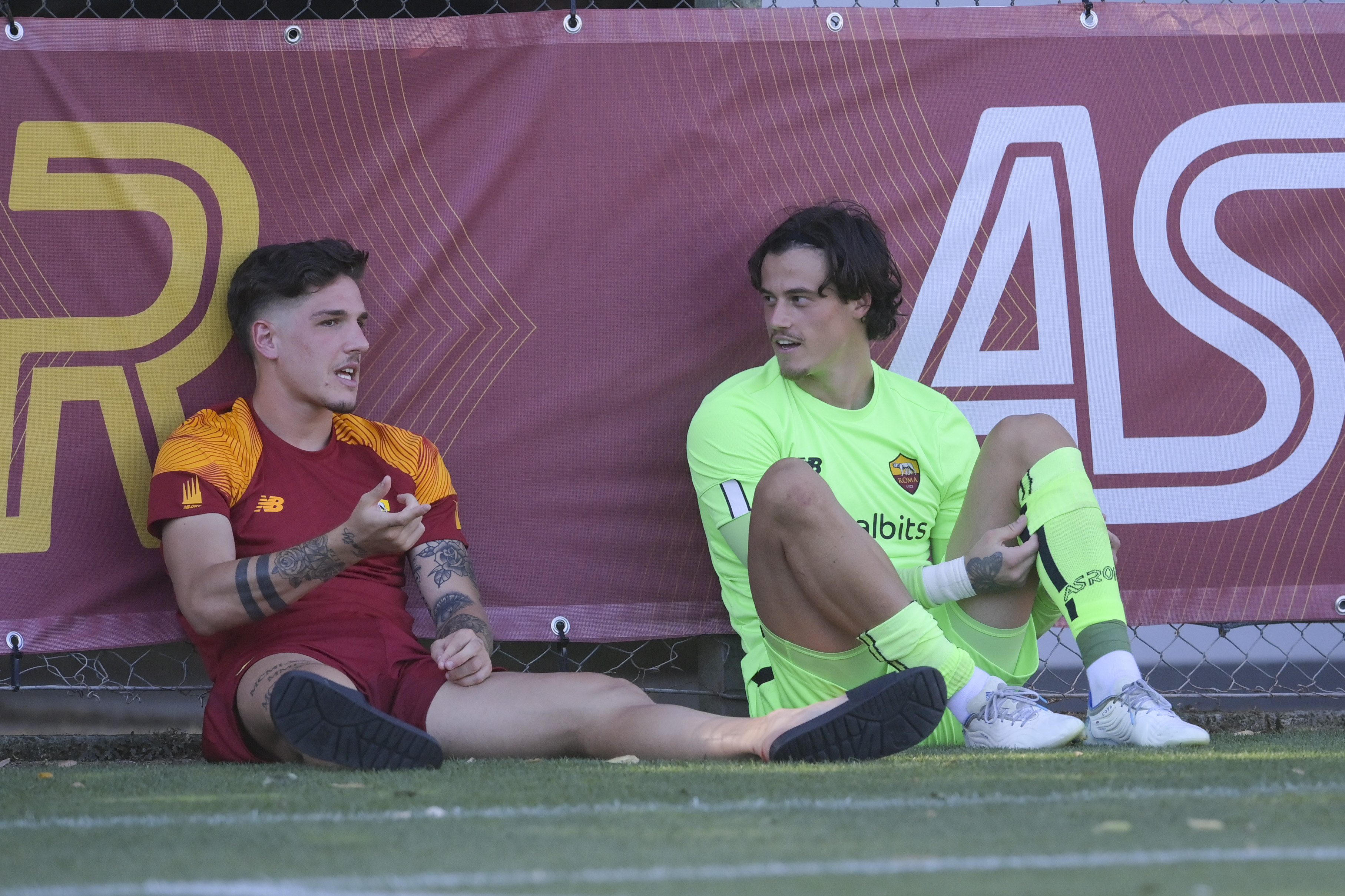 Zaniolo a colloquio con Svilar (As Roma via Getty Images)