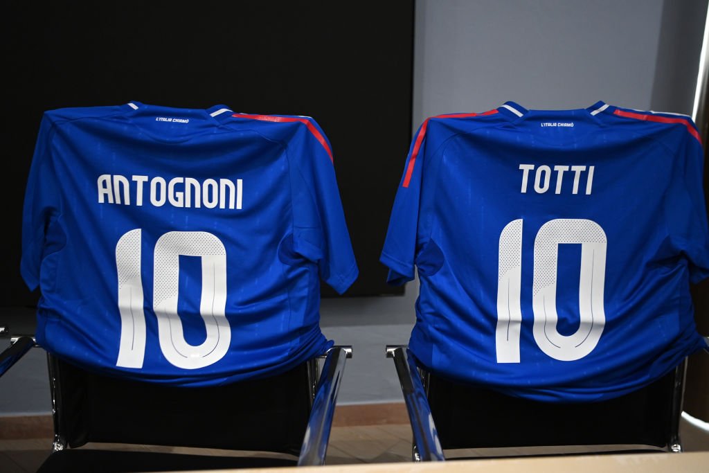Le maglie di Antognoni e Totti