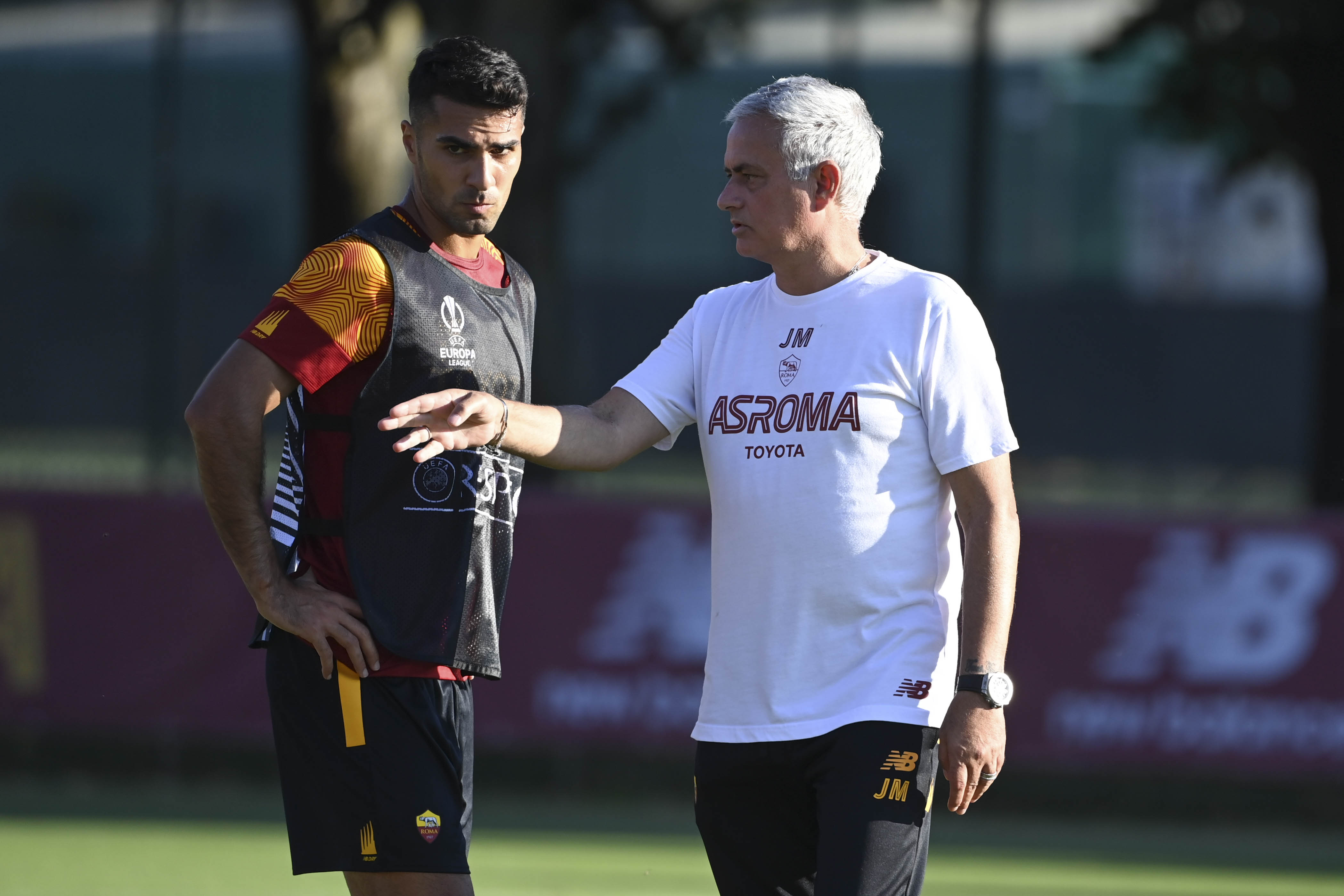 José Mourinho a colloquio con Celik (As Roma via Getty Images)