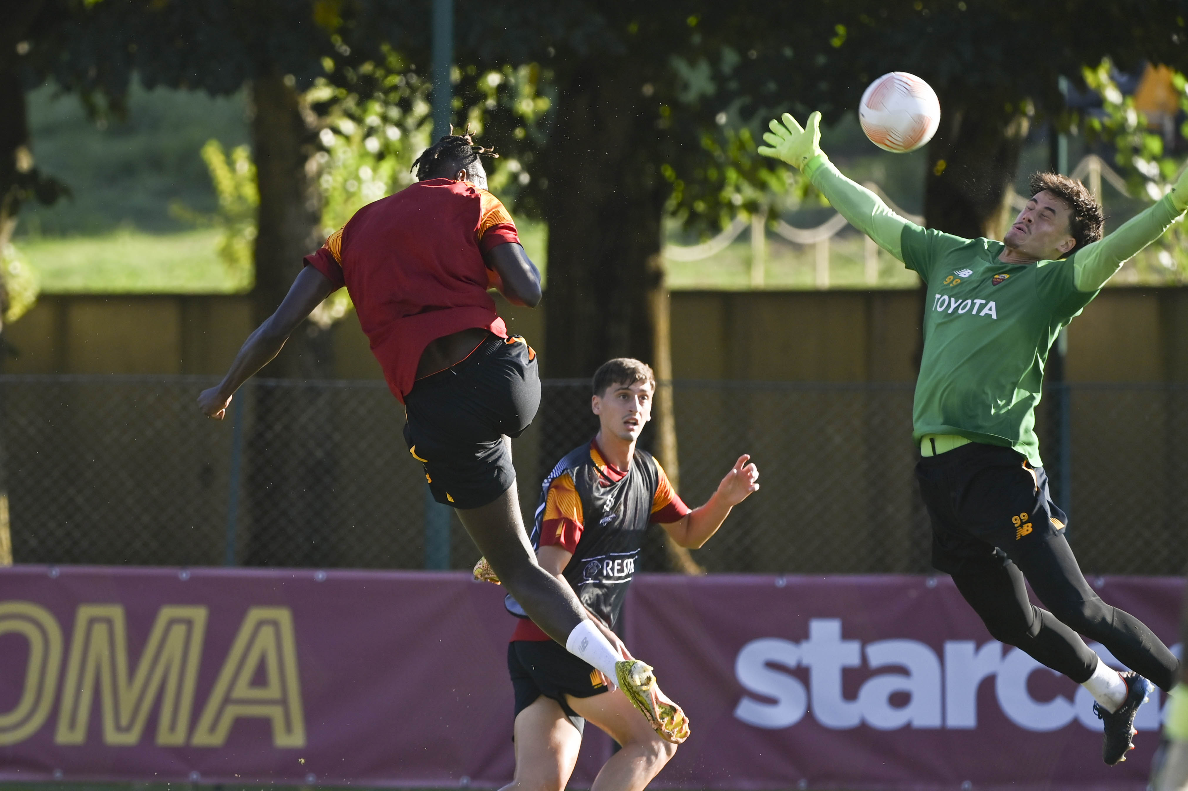 Tammy Abraham di testa (As Roma via Getty Images)