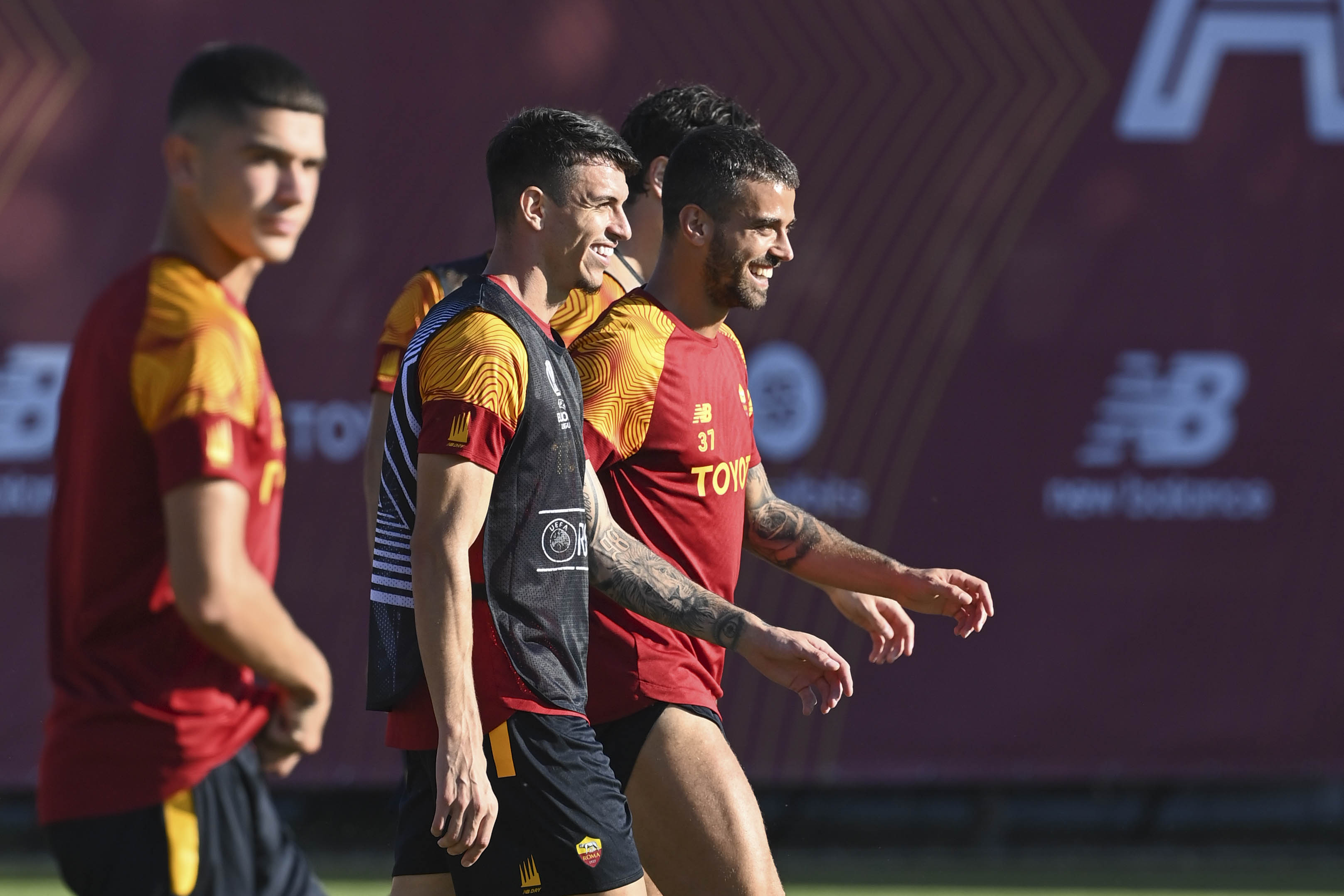 Roger Ibanez e Leonardo Spinazzola sorridenti (As Roma via Getty Images)