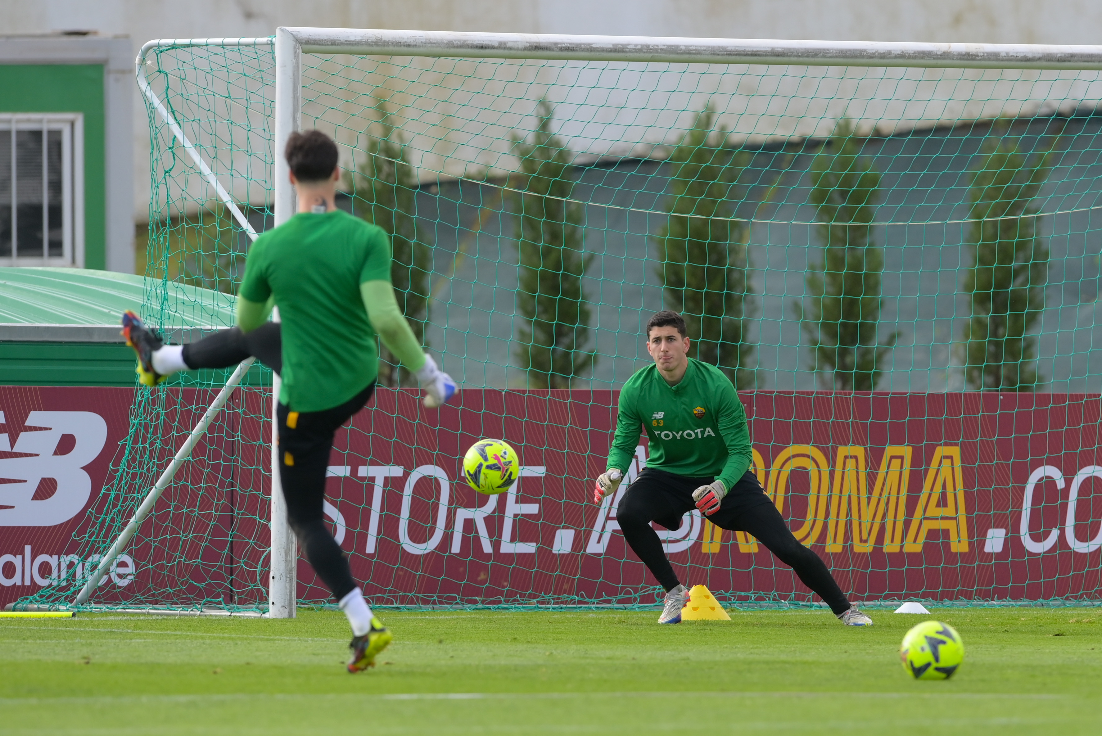 Svilar e Boer in allenamento (As Roma via Getty Images)