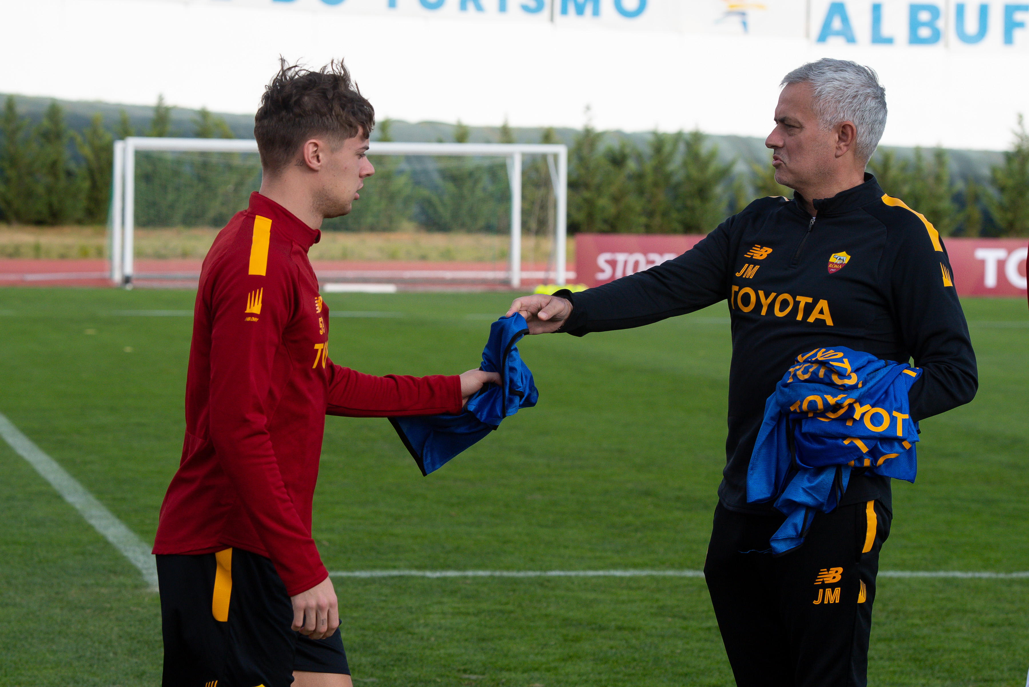 Zalewski e Mourinho (As Roma via Getty Images)